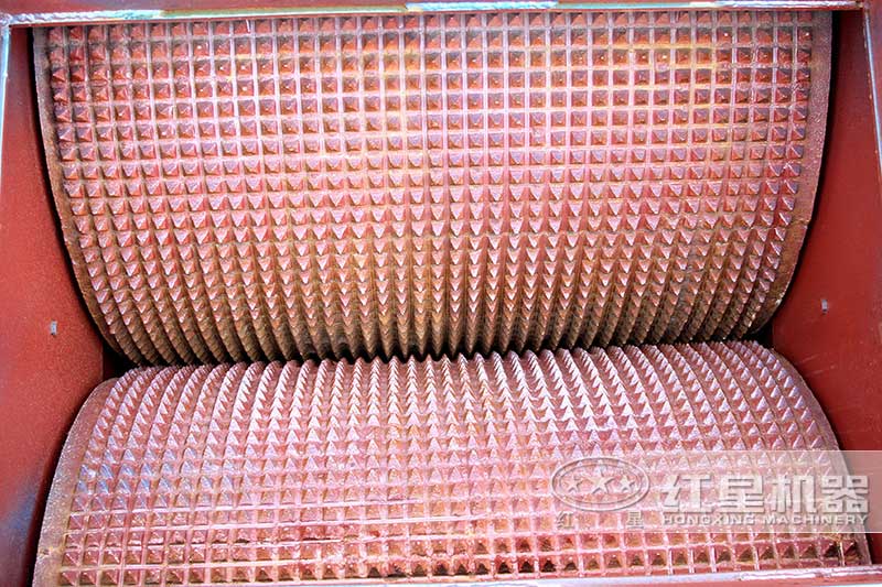 對輥破碎機(jī)輥皮耐用，幾乎沒有易損件