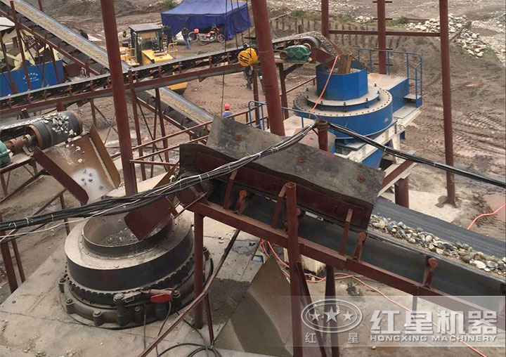 鵝卵石粉碎機(jī)作業(yè)現(xiàn)場(chǎng)